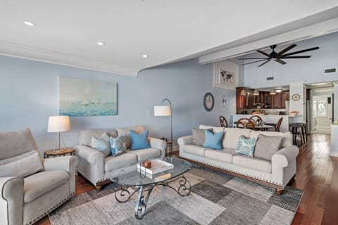 Living Area - Great Space for Relaxing & Catching up With Friends & Family