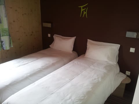 Twin Room | Blackout drapes, free cribs/infant beds, free WiFi, bed sheets