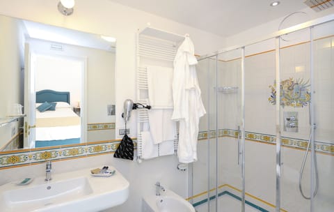 Junior Double Room | Bathroom | Free toiletries, hair dryer, bathrobes, slippers