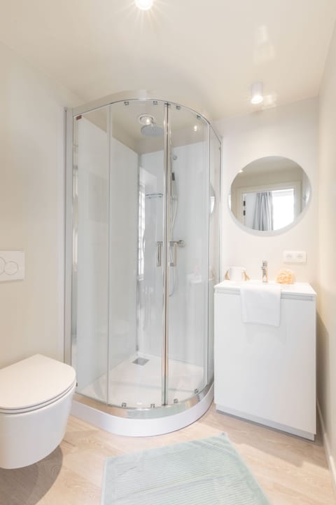 Family Room | Bathroom | Shower, towels