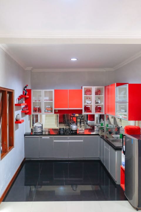 Family House, 4 Bedrooms | Private kitchen | Cookware/dishes/utensils