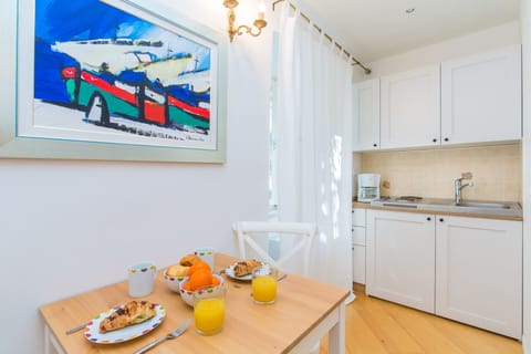 Gallery Apartment | Private kitchen | Mini-fridge, electric kettle, toaster, cookware/dishes/utensils