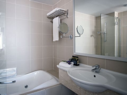 Superior Room Sea View | Bathroom | Hair dryer, towels
