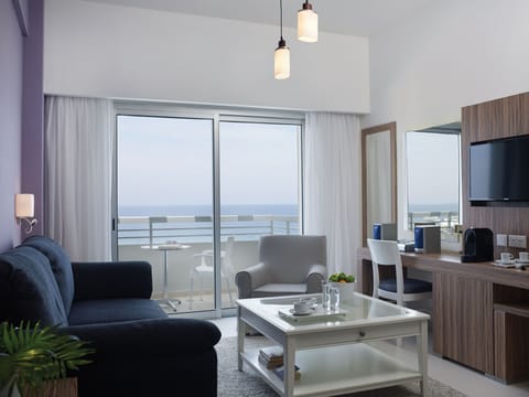 Junior Suite Sea View | Living area | Flat-screen TV