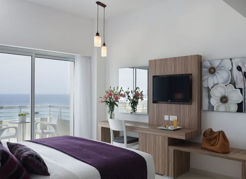 Junior Suite Sea View | Hypo-allergenic bedding, free WiFi, bed sheets