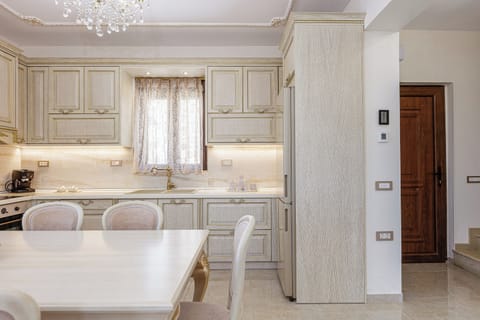 Fully equipped kitchen.