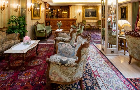 Lobby lounge