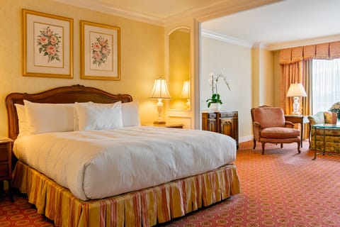 Premier Room, 1 King Bed | Premium bedding, down comforters, minibar, in-room safe