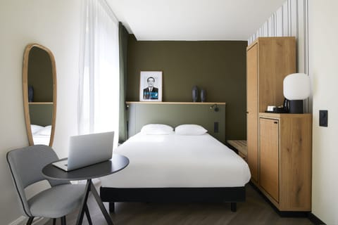 Classic Room, 1 Double Bed | Free minibar, in-room safe, blackout drapes, soundproofing