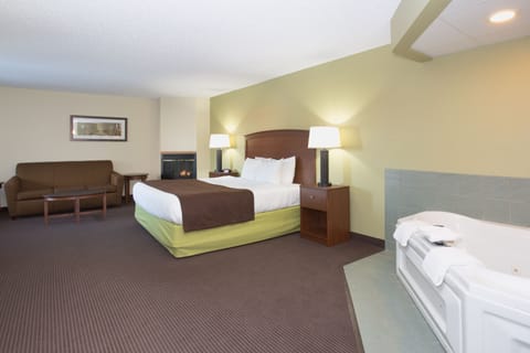 Suite, 1 King Bed with Sofa bed, Non Smoking, Fireplace (Jetted Tub) | In-room safe, desk, laptop workspace, soundproofing
