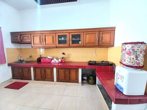House, 4 Bedrooms | Private kitchenette | Fridge, stovetop, rice cooker, cookware/dishes/utensils
