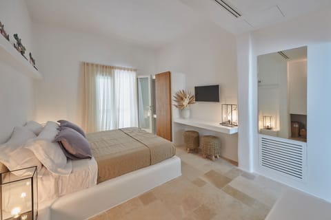 Luxury Double Room, 1 King Bed | Frette Italian sheets, premium bedding, pillowtop beds, minibar