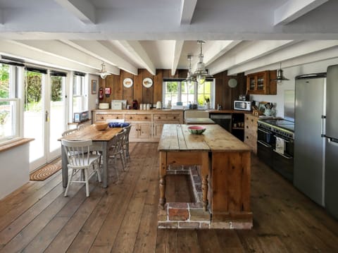 Cottage | Private kitchen | Fridge, dishwasher, electric kettle, toaster