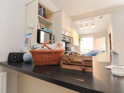 Cottage | Private kitchen | Fridge, dishwasher, cookware/dishes/utensils