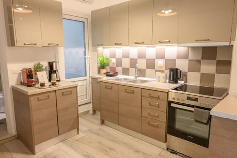 Deluxe Apartment | Private kitchen | Microwave, oven, stovetop, espresso maker