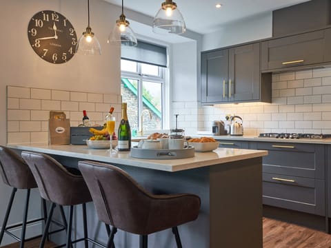 Cottage | Private kitchen | Fridge, dishwasher, cookware/dishes/utensils