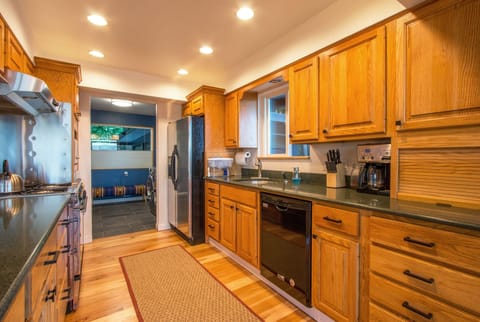 House, 2 Bedrooms | Private kitchen | Fridge, oven, coffee/tea maker, toaster