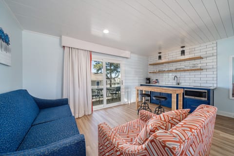 Studio Suite, 1 King Bed with Sofa bed, Resort View | Laptop workspace, iron/ironing board, free WiFi, bed sheets