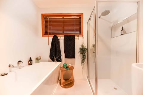 Premium House, 3 Bedrooms | Bathroom | Free toiletries, towels, soap, shampoo