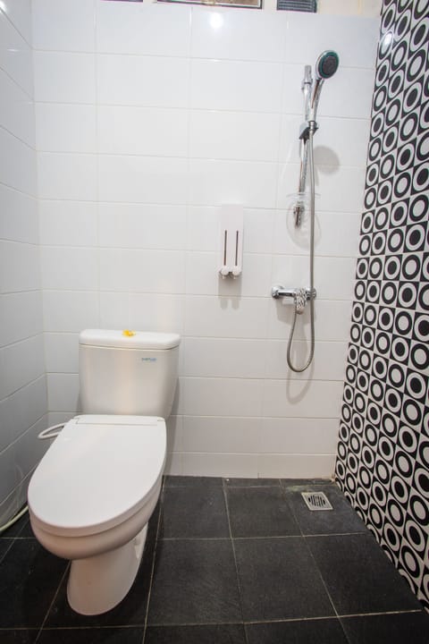 Deluxe Room | Bathroom | Shower, free toiletries, hair dryer, towels