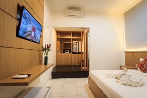 Deluxe Room | Minibar, in-room safe, desk, soundproofing