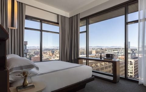 Room, 1 King Bed, City View | Premium bedding, down comforters, pillowtop beds, minibar