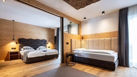 Junior Studio Suite 3 | Down comforters, in-room safe, free WiFi, bed sheets