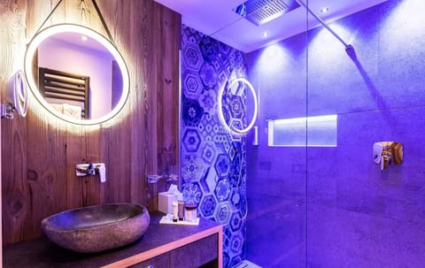 Trenker con letto matrimoniale o 2 letti singoli, balcone | Bathroom | Shower, hair dryer, bathrobes, slippers