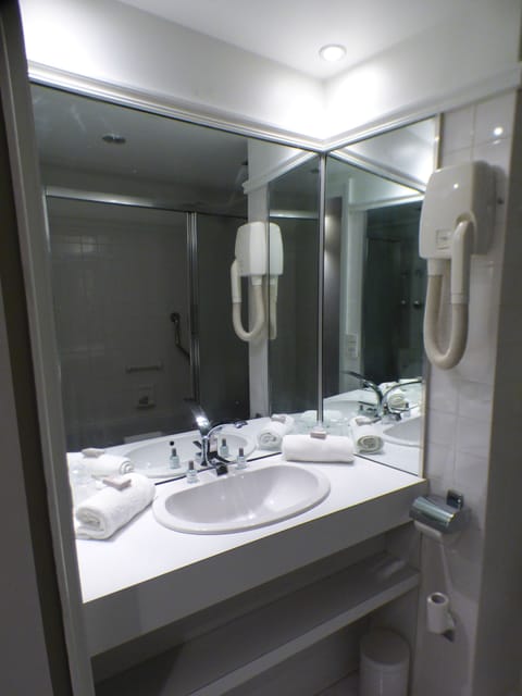 Standard Room | Bathroom | Hydromassage showerhead, free toiletries, hair dryer, towels