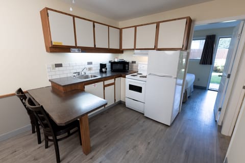 Deluxe Suite, 1 Bedroom, Kitchen | Private kitchen | Mini-fridge, microwave, coffee/tea maker, electric kettle