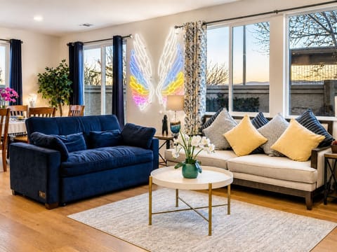 Spacious living room with unique decor – perfect for groups