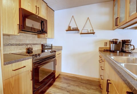 Condo, 1 Bedroom | Private kitchen | Fridge, oven, stovetop, coffee/tea maker