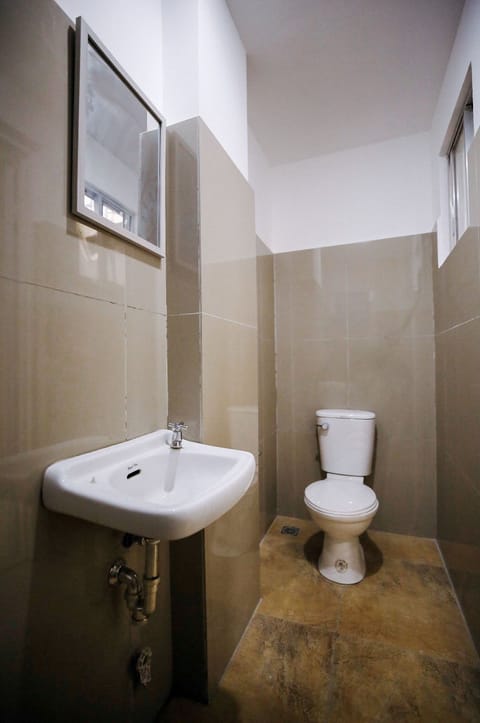 Standard Single Room | Bathroom | Shower, rainfall showerhead, free toiletries, towels