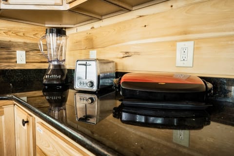 Fully equipped kitchen with blender, toaster and Crockpot.