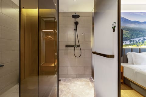 Comfort Twin Room, 1 Bedroom, Non Smoking, City View | Bathroom | Hydromassage showerhead, designer toiletries, hair dryer, bathrobes