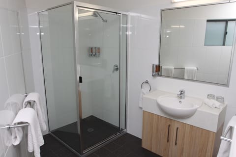Queen Single Room | Bathroom | Shower, hair dryer, towels