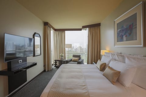 Premium bedding, minibar, in-room safe, desk