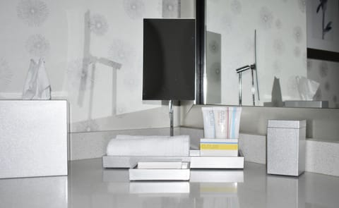 Combined shower/tub, rainfall showerhead, free toiletries, hair dryer