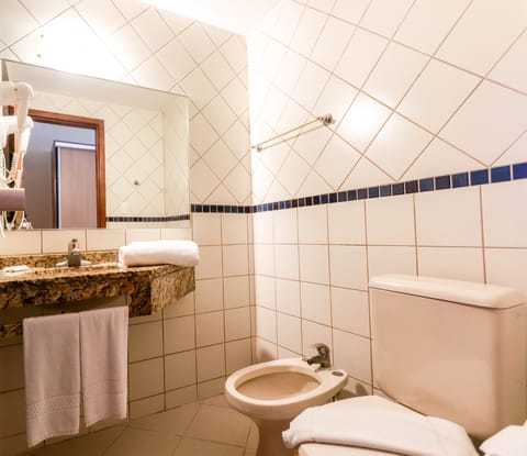 Deluxe Quadruple Room | Bathroom | Shower, towels