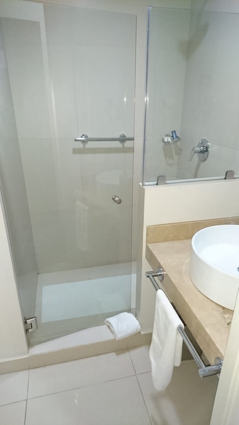 Standard Room, 1 Queen Bed, Non Smoking | Bathroom | Shower, free toiletries, towels