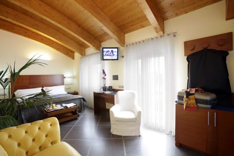 Suite (4 People) | Living area | Flat-screen TV