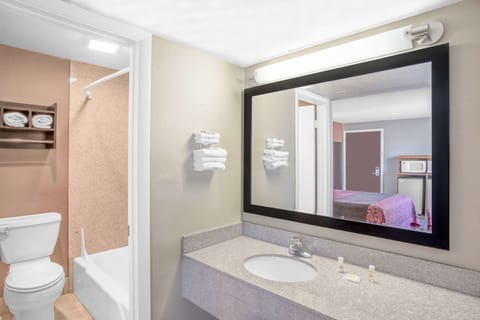 Combined shower/tub, hair dryer, towels