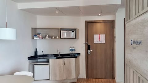 Premium Suite Queen | Private kitchen | Microwave, espresso maker