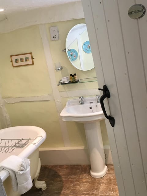 Double Room, Ensuite | Bathroom | Free toiletries