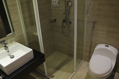 Deluxe Double Room, 1 King Bed, Non Smoking, City View | Bathroom | Separate tub and shower, jetted tub, rainfall showerhead