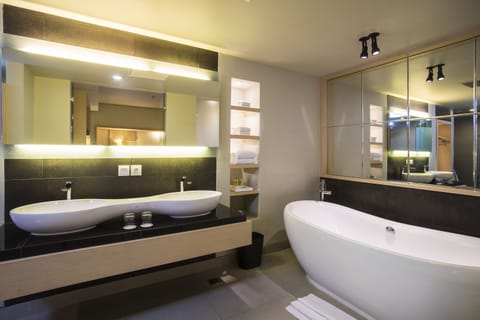 Junior Suite | Bathroom | Shower, free toiletries, hair dryer, slippers