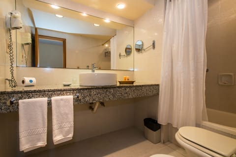 Superior Suite, 2 Twin Beds | Bathroom | Combined shower/tub, jetted tub, rainfall showerhead, free toiletries