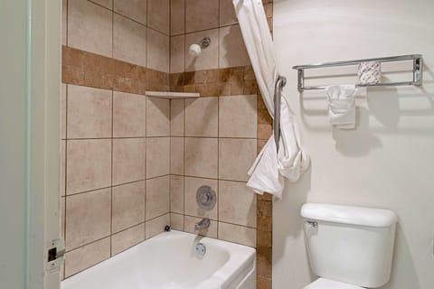 Combined shower/tub, deep soaking tub, towels