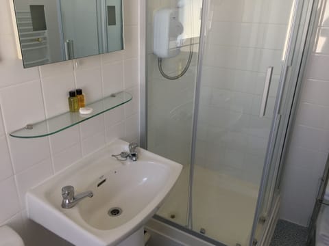 Basic Single Room, 1 Twin Bed | Bathroom | Combined shower/tub, free toiletries, hair dryer, towels