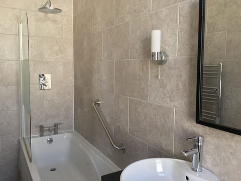 Executive Double or Twin Room | Bathroom | Combined shower/tub, free toiletries, hair dryer, towels